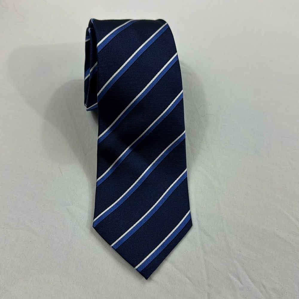 301. NWT Banana Republic blue &‎ white tie